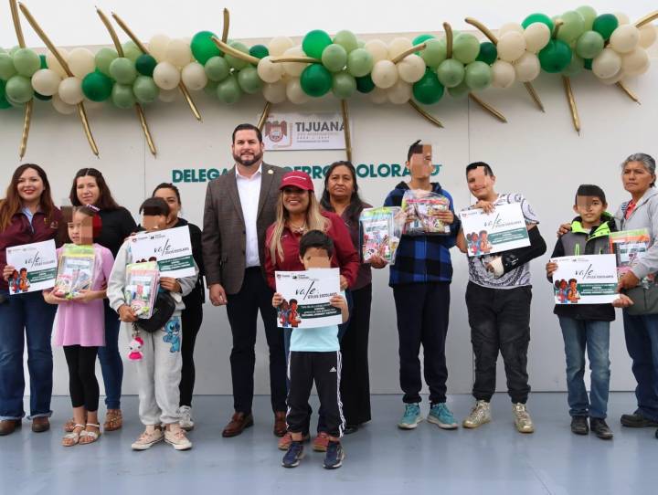 Burgueño entrega útiles escolares por más de 213 mil pesos en Cerro Colorado