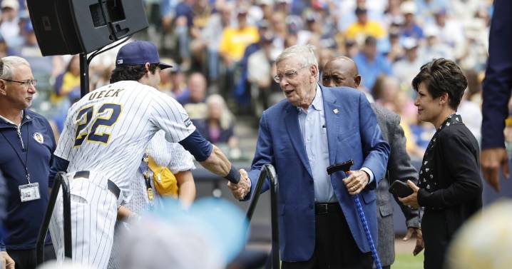 Brewers pay tribute to longtime broadcaster Bob Uecker in star