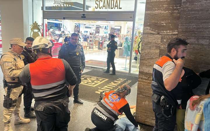 Se desploma elevador en plaza Mítikah; dos heridos