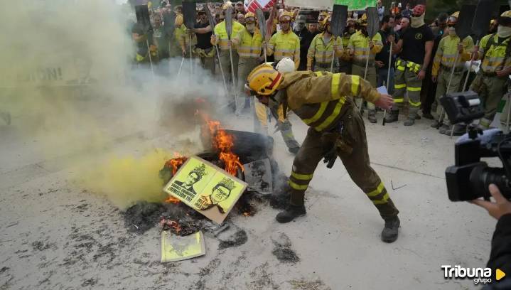 Bomberos y agentes forestales encienden las Cortes en protesta por la gestión de los incendios