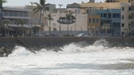Mantienen cerradas a bañistas tramos de playas de Mazatlán por fuerte oleaje por mar de fondo y marea alta