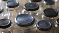 No tires tus frascos de vidrio: 3 formas fáciles y originales de reciclarlos y transformarlos en objetos útiles