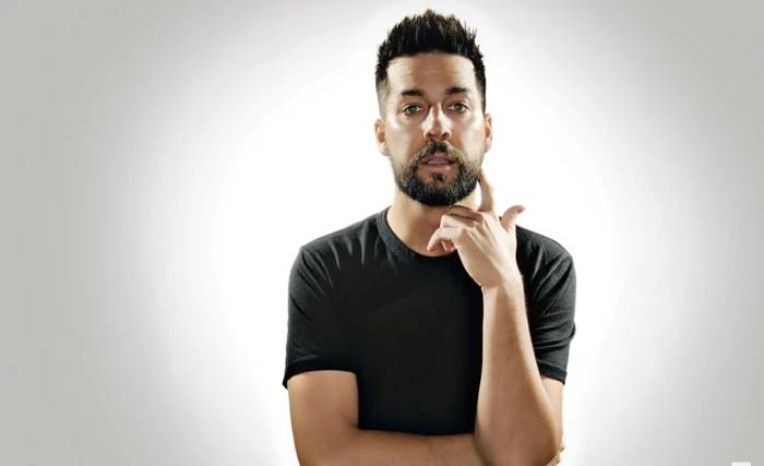 Comediante John Crist anuncia su compromiso: "la mejor cosa que me ha pasado"