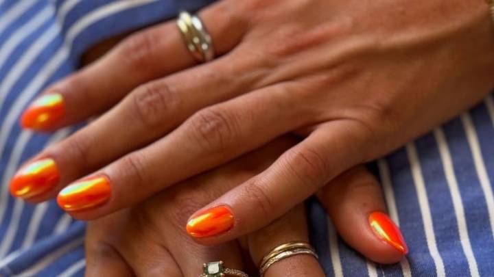 Uñas naranja brillante: 7 diseños para deslumbrar en otoño 2025