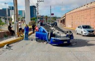 Pierde el control, choca un poste y vuelca en el De la Juventud