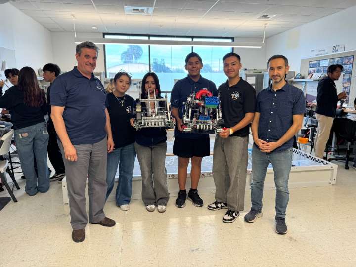Estudiantes llevan el nombre de Santa Ana a nivel mundial