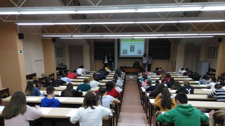 Las protagonistas son ellas: las chicas repiten menos, cursan más Bachillerato y van más a la universidad