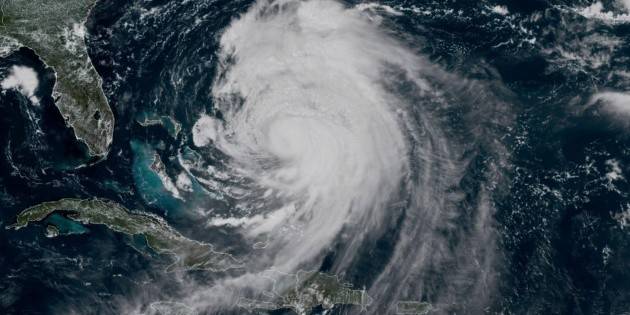 Huracán Erin avanza hacia la costa este de EU; cierran playas y emiten alertas por corrientes