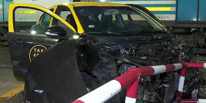 Un tren embistió a un taxi que intentó cruzar las vías con la barrera baja: el conductor huyó del lugar