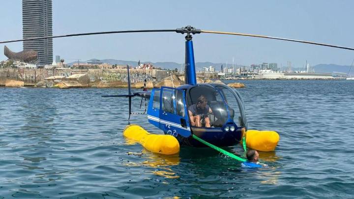 Amerizaje de emergencia de un helicóptero turístico en la playa de la Barceloneta