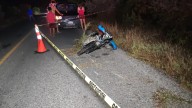 Muere joven al derrapar su moto, otro más resultó herido