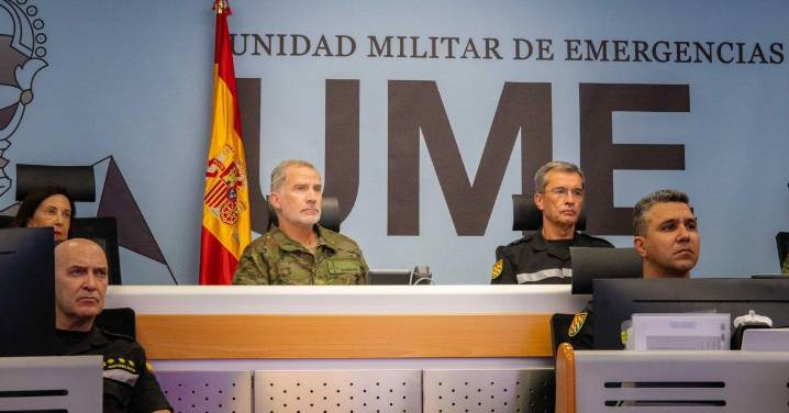 Felipe VI visita a la UME y expresa su orgullo por su labor en los incendios: "Están dándolo todo"