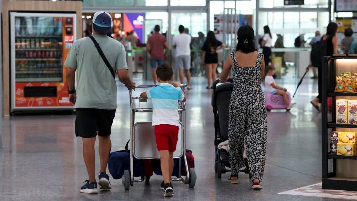 Volar desde Galicia se encarece aún más por el fin de vacaciones y el efecto de los incendios forestales