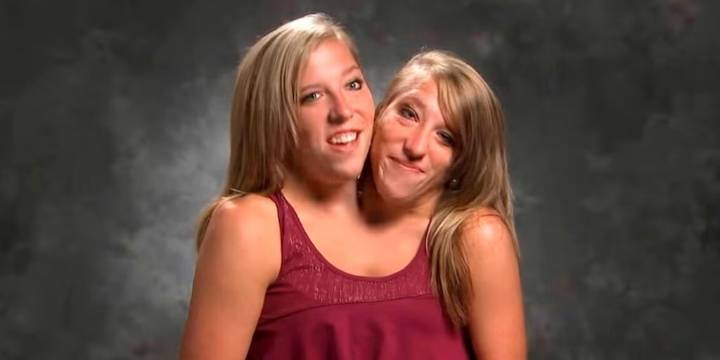 Así es la vida actual de Abby y Brittany Hensel, las siamesas que protagonizaron su propio reality show