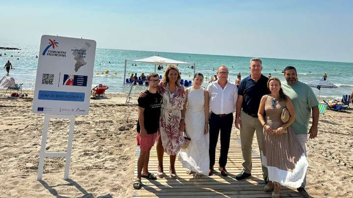 La Generalitat financia con 400.000 euros un total de 87 playas accesibles para personas con discapacidad