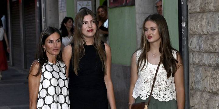 Las sandalias tendencia con las que la Reina Letizia, la Princesa Leonor y la Infanta Sofía han inaugurado su verano en Mallorca