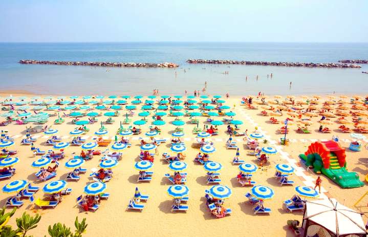 El ocaso del veraneo en Italia: las familias ya solo van a la playa el fin de semana