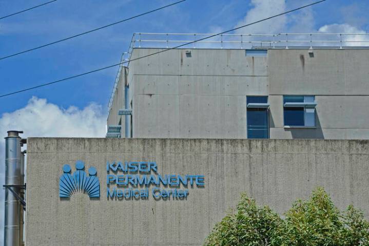 Kaiser workers picket for better wages on Oahu, Maui