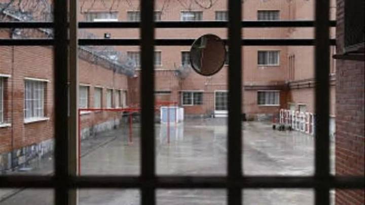 Mata a su compañero de celda de la cárcel de Sangonera, en Murcia, cortándole el cuello con una lata de atún