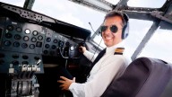 El motivo por el que el piloto y el copiloto de un avión nunca comen a la vez