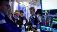 El dólar oficial sube $20 y se vende a $1360, mientras las acciones argentinas en Wall Street bajan hasta 5%
