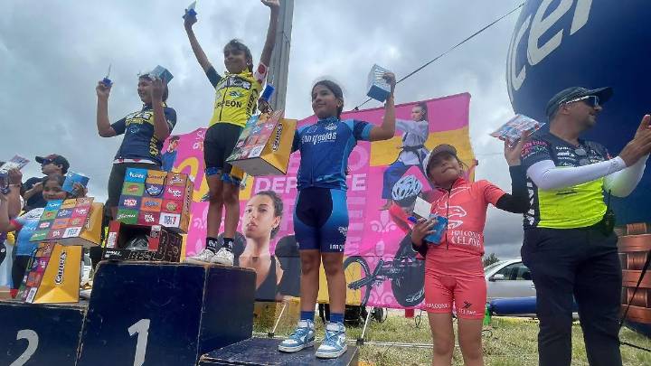 Ciclistas celayenses de Halcones Celaya brillan en su primera competencia del año en San Luis Potosí
