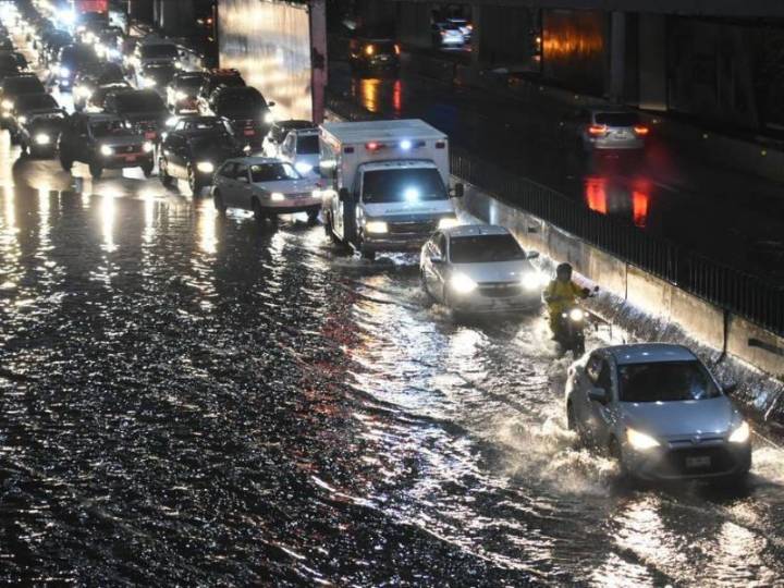 Tras lluvias torrenciales, vuelven a operar AICM y Metro, siguen trabajos en vialidades