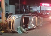 Dos lesionados deja choque y volcadura de un auto en Mazatlán
