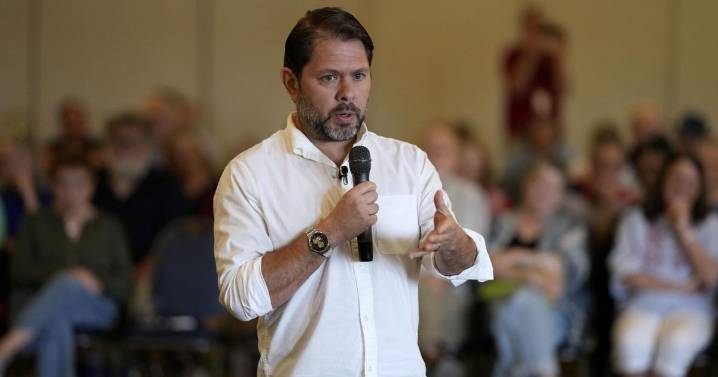 Hundreds cheer Arizona Sen. Ruben Gallego as Democrats take offensive against Trump's tax bill