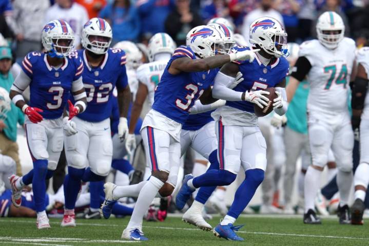 Dolphins sign Rasul Douglas, filling cornerback need
