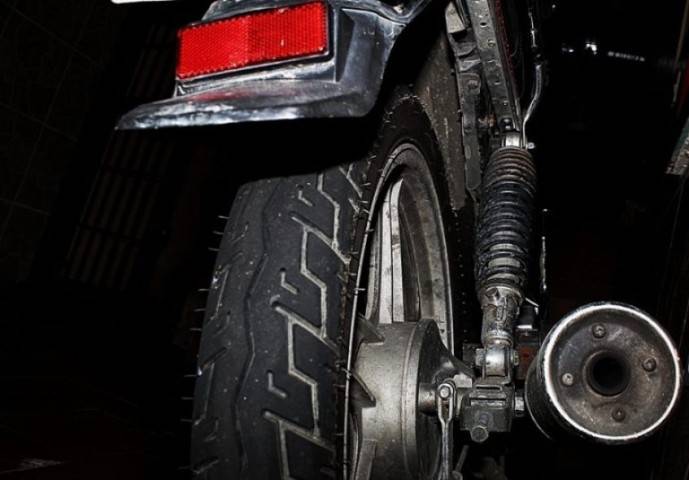 “Agarran los lados del terminal para practicar y hacer caballitos en motos”