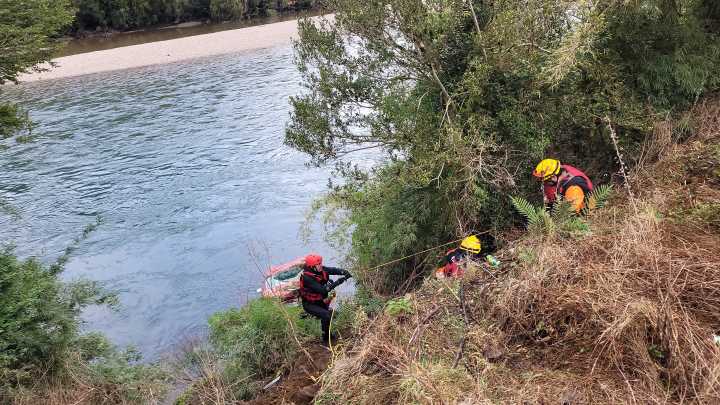 Conductor salva ileso tras caer su vehículo al rio camino a Lago Riesco