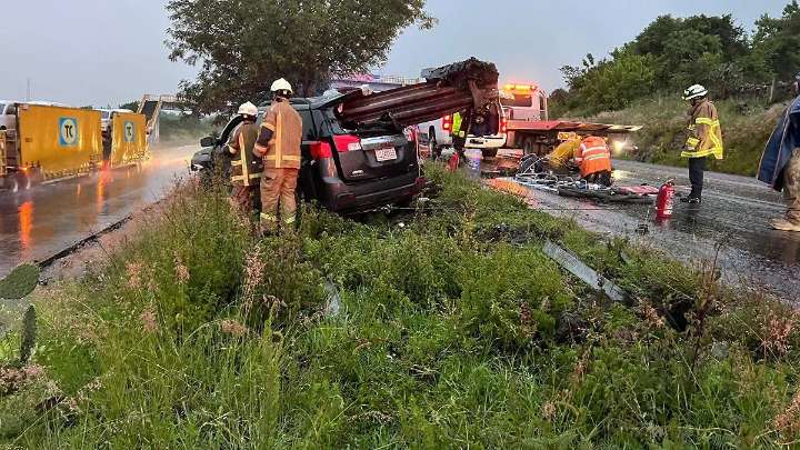 Choca camioneta contra muro de contención en la Morelia