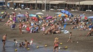 Bañistas disfrutan del domingo en Melenara