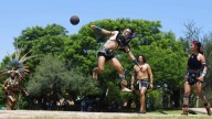 Purépechas y Tecuexes reviven el juego de pelota ancestral en Guachimontones