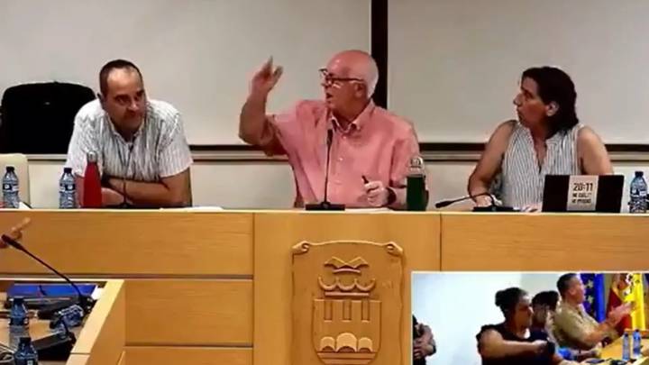 Tensión en el pleno de Paiporta por el rechazo de un concejal a hablar en español: "Voy a contestar en valenciano, te jodes"