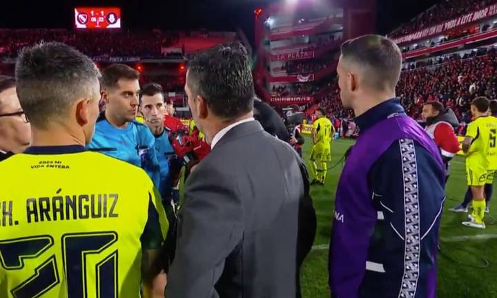 Escándalo en la cancha de Independiente: violencia, disturbios y suspensión del partido con los chilenos