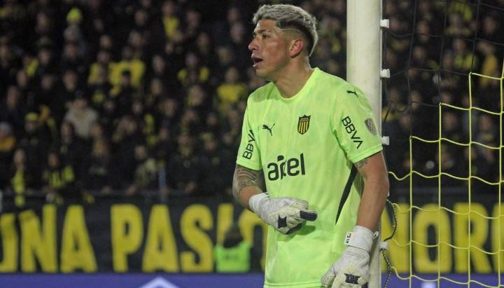 "No dio la talla": Prensa uruguaya destrozó a Brayan Cortés tras eliminación de Peñarol de Copa Libertadores