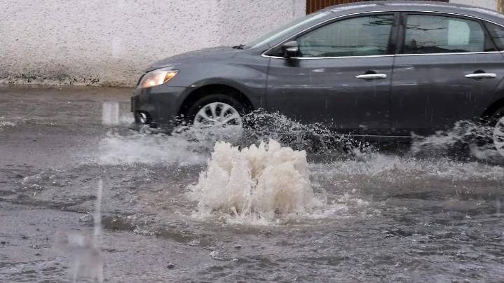 Granizo y lluvia intensa azotan la zona norte de Puebla y la autopista México