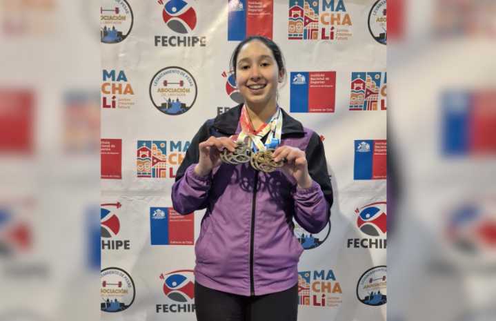 Ángela Iturra rompe récord y se corona como campeona nacional Sub 15 de halterofilia