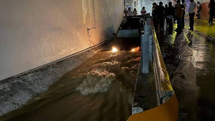 Acatlán: lluvia arrastra a dos autos; rescatan a conductores