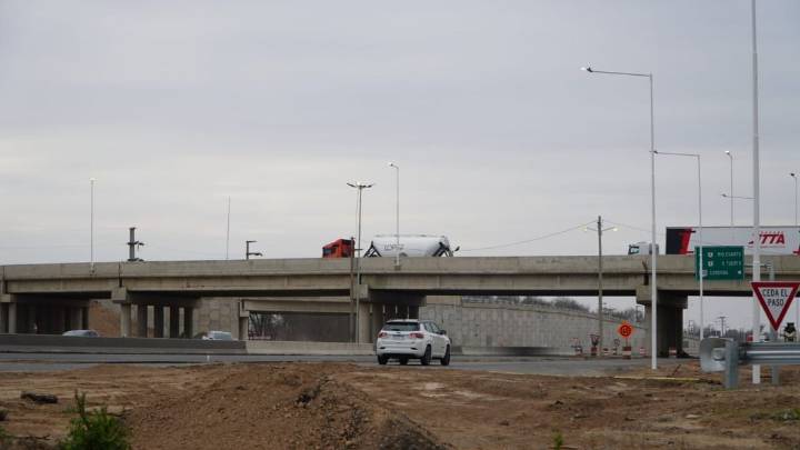 Ahora: habilitaron el puente que cruza la ruta 8 y la colectora hacia Holmberg
