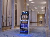 "¿Qué te puedo servir?": los mozos robots ya están entre nosotros, no piden propina y son cada vez más "humanos"
