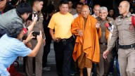 Corrupción en el monasterio: Acusan a monje budista de apropiarse de millonarias donaciones para personas con VIH en Tailandia