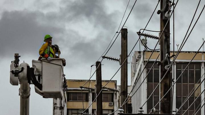 El paso del huracán 'Erin' en Puerto Rico deja a 150.000 personas sin electricidad