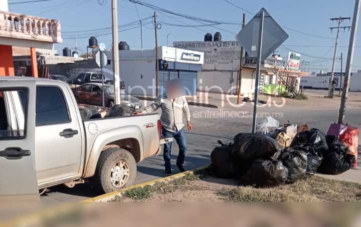 Denuncian vecinos de Vistas Cerro Grande a sujeto que usa corredor como basurero