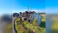 Vuelca camión de carga en autopista San Martín
