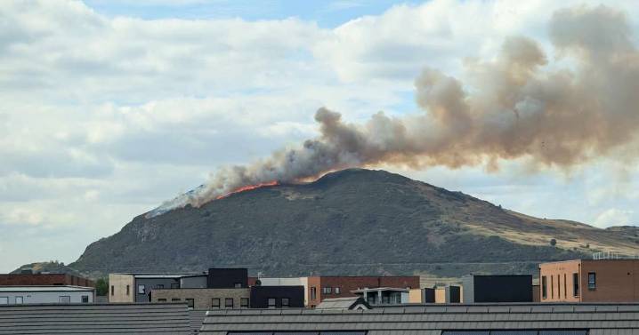Arthur's Seat Edinburgh: Huge gorse fire breaks out as people 'run down hill'