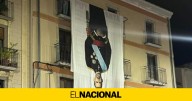 Una pancarta gigante de Felipe VI boca abajo, protagonista de la Festa Major de Amer, pueblo de Puigdemont