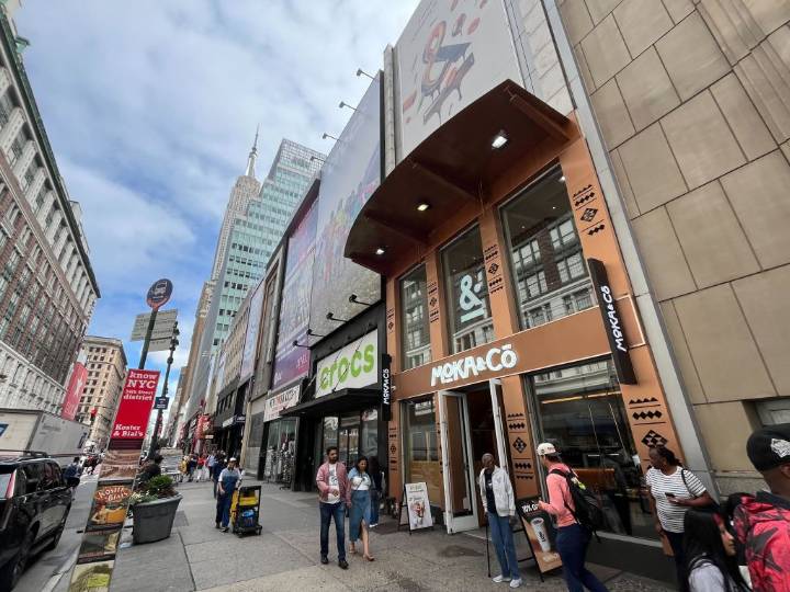Man slashes Midtown coffee shop worker, 50, in neck, charged with attempted murder